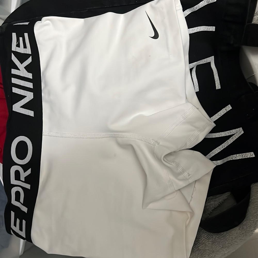 WHITE NIKE PROS SIZE SMALL